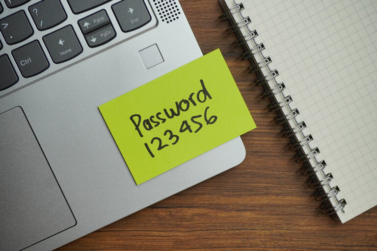 Zettel mit einfachem Passwort auf dem Laptop