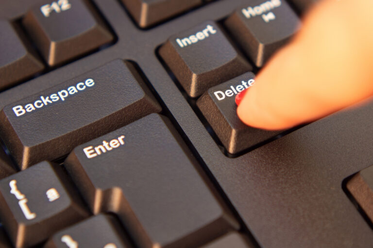 Man sieht eine Tastatur. Ein Finger drückt auf die "Delete"-Taste