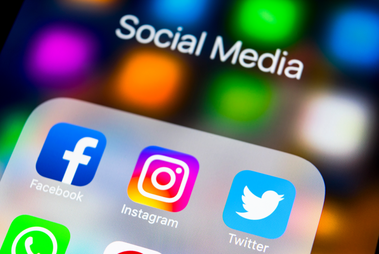 ein Handybildschirm mit social media Apps wie Facebook, Instagram und Twitter